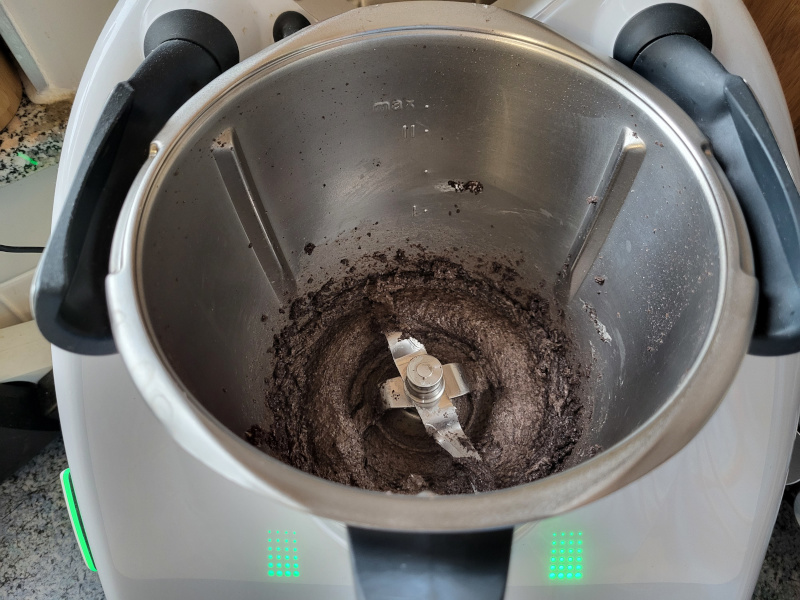Oreo-Masse vermischt mit Butter und Frischkäse Oreomasse vermischt mit Butter und Frischkäse