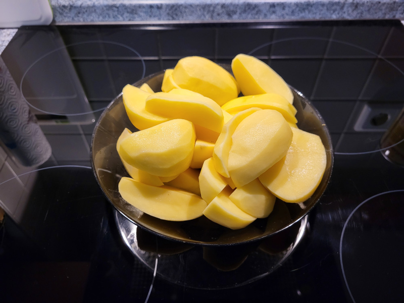 Kartoffeln geschält und in Spalten geschnitten