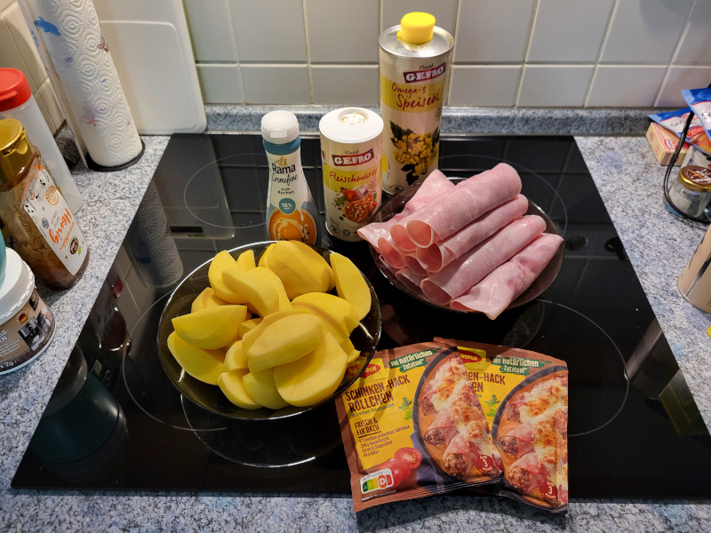 fertige Röllchen und Kartoffelspalten