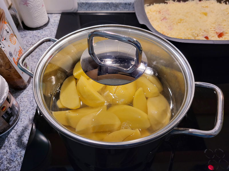 Kartoffeln zum Kochen im Topf